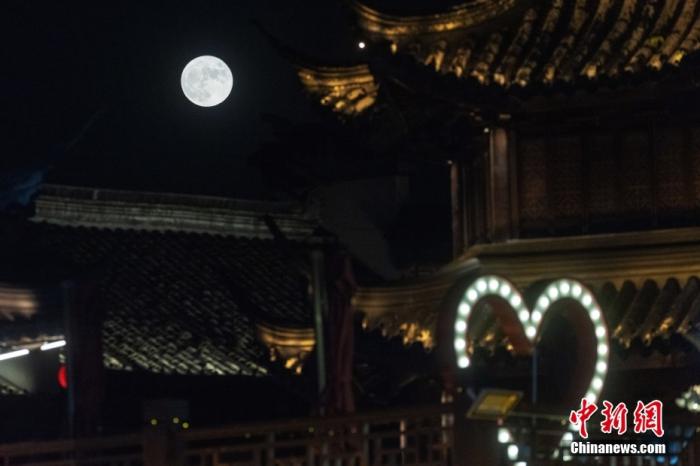 資料圖：中秋之夜，一輪明亮的圓月高懸南京上空。 <a target='_blank' href='/'>中新社</a>記者 泱波 攝 　