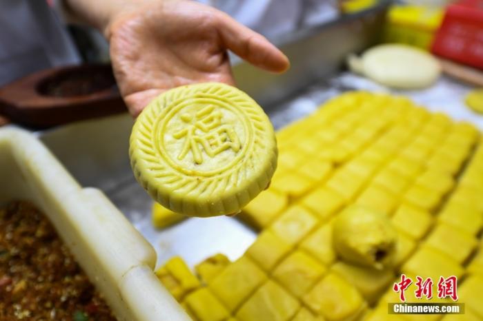 資料圖：山西省太原市一月餅店，工作人員用傳統(tǒng)技藝制作手工月餅。 <a target='_blank' href='/'>中新社</a>記者 武俊杰 攝