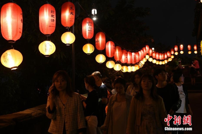 圖為游客夜游山城巷感受山城獨(dú)特魅力。<a target='_blank' href='/' >中新網(wǎng)</a>記者 周毅 攝