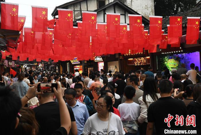 　　圖為重慶千年古鎮(zhèn)磁器口游人如織。<a target='_blank' href='/' >中新網(wǎng)</a>記者 周毅 攝

