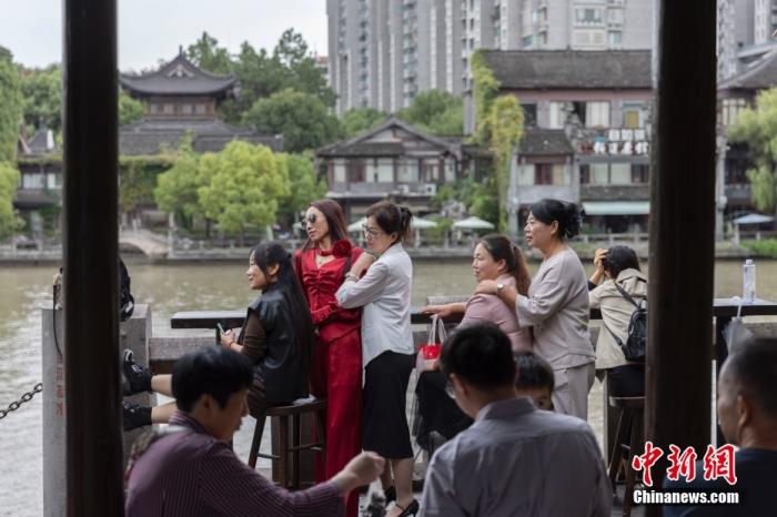 10月6日，浙江杭州，游客在京杭大運(yùn)河南端的拱宸橋附近拍攝照片。 <a target='_blank' href='/'>中新社</a>記者 泱波 攝