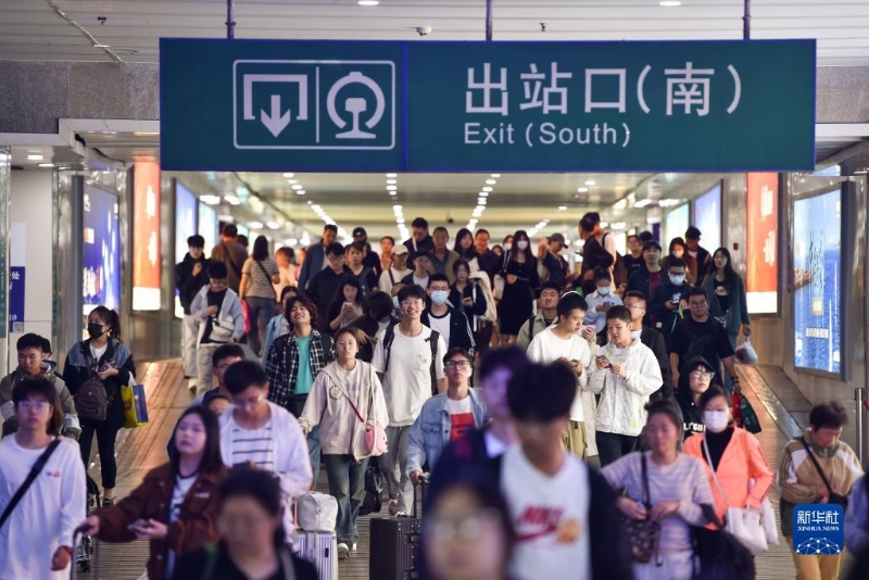 10月5日，旅客從南京火車站出站口出站。（圖源：新華社）