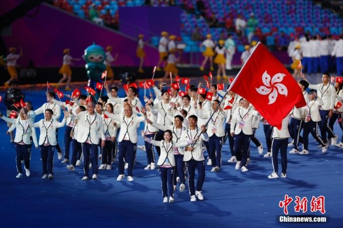 9月23日，杭州第19屆亞運(yùn)會(huì)開幕式在浙江杭州奧體中心體育場(chǎng)舉行，中國(guó)香港代表團(tuán)入場(chǎng)。 <a target='_blank' href='/'>中新社</a> 富田 攝