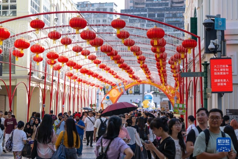 9月30日，游客在澳門議事亭前地游覽。（圖源：新華社）