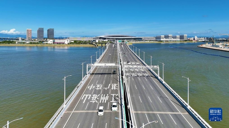 7月11日，車輛在港珠澳大橋上行駛（無人機照片）。（圖源：新華社）