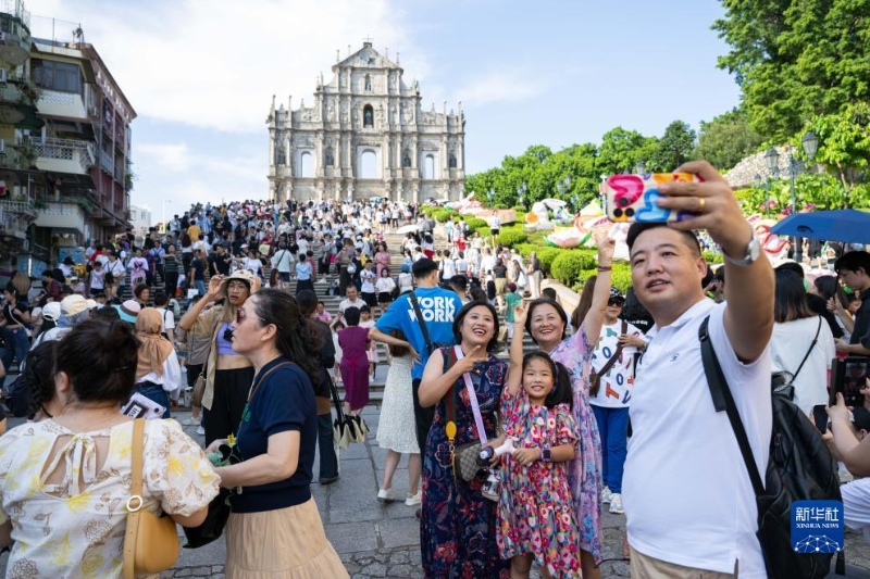 10月1日，游客在澳門大三巴牌坊前游覽。（圖源：新華社）