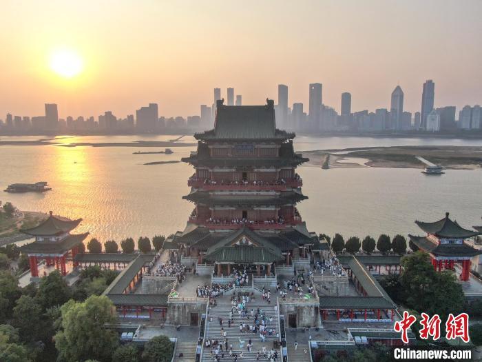 圖為航拍落日時(shí)分的滕王閣，風(fēng)景壯美，眾多游客在滕王閣內(nèi)游玩。劉力鑫 攝