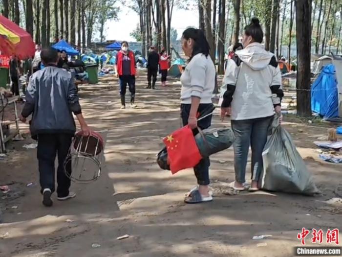 當?shù)卮迕窈椭驹刚邔χ?。受訪者供圖