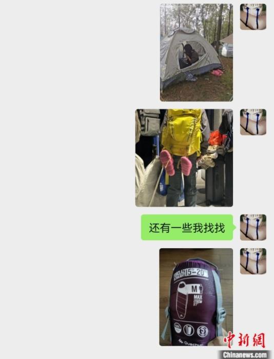 樂迷與中原迷笛組委會人員溝通失物情況。受訪者供圖