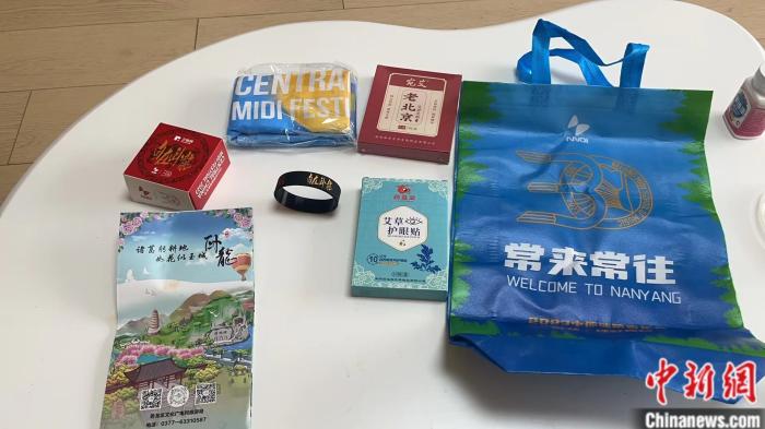 樂迷收到的伴手禮。受訪者供圖