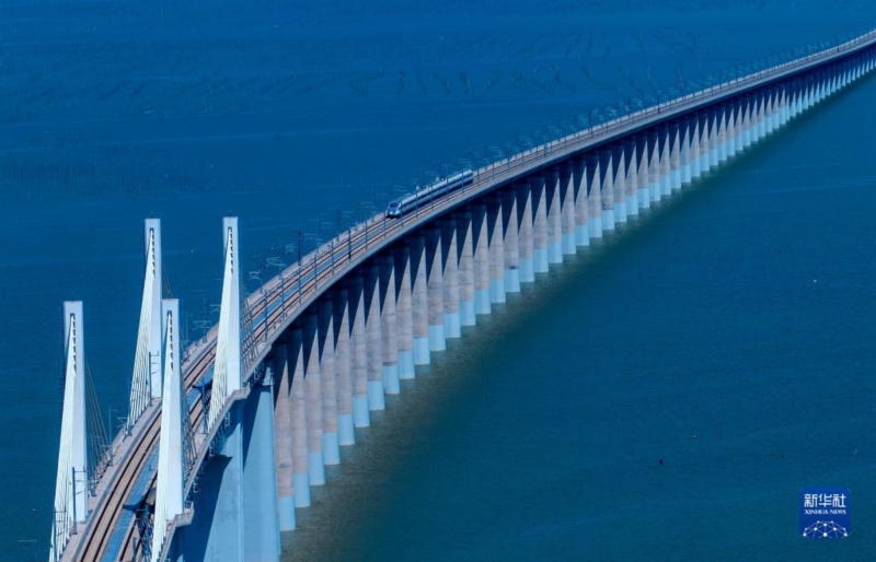 一列運(yùn)行試驗(yàn)車組駛過福廈高鐵湄洲灣跨海大橋（9月19日攝，無人機(jī)照片）。新華社記者 魏培全 攝