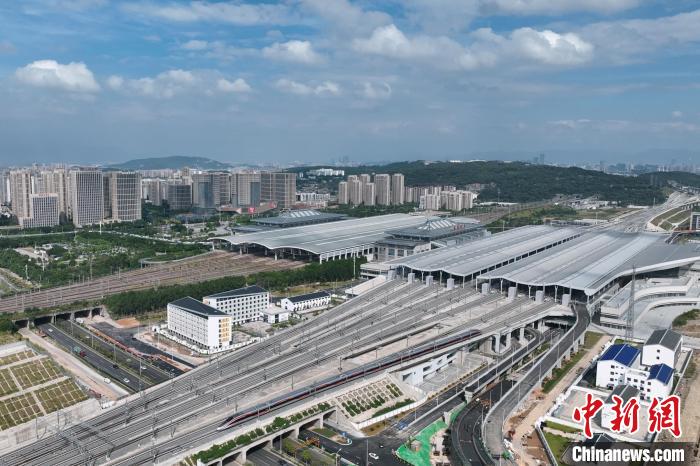 9月28日，一列CR400AF新型復(fù)興號(hào)智能動(dòng)車組從福州南站駛出，連接福州與廈門、漳州的福廈高鐵全線投入運(yùn)營(yíng)。李金明攝