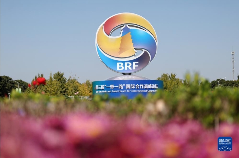 這是在北京市北土城路附近拍攝的“一帶一路”國際合作高峰論壇景觀布置（10月16日攝）。新華社記者 陳斌 攝