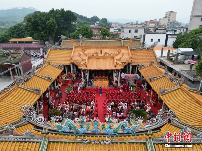 10月19日，廣東省揭陽市，海峽兩岸三山國王祭祀大典在在三山國王祖廟(三山祖廟遺址)舉辦。據(jù)悉，三山國王文化是發(fā)源于粵東地區(qū)、傳播到中國臺灣地區(qū)和東南亞等地的民間信仰，揭陽三山國王祖廟距今1400多年，是兩岸三山國王宮廟的祖庭。圖為兩岸三山國王文化交流參訪團成員參加祭祀大典。(無人機照片)<a target='_blank' href='/'>中新社</a>記者 陳楚紅 攝