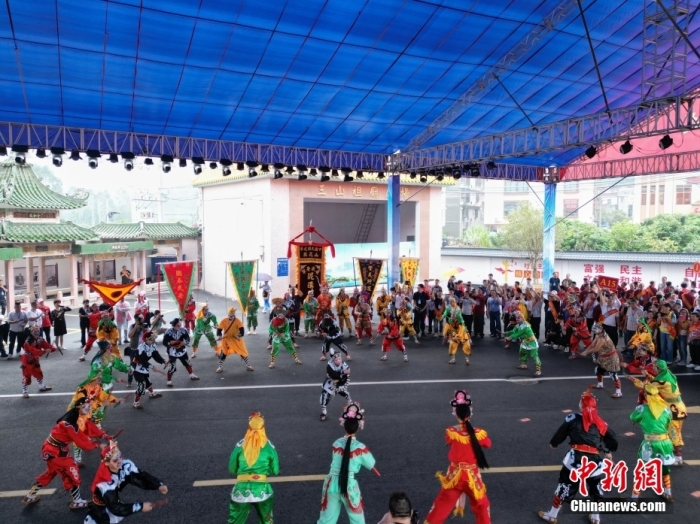10月19日，廣東省揭陽市，海峽兩岸三山國王祭祀大典在在三山國王祖廟(三山祖廟遺址)舉辦。據(jù)悉，三山國王文化是發(fā)源于粵東地區(qū)、傳播到中國臺灣地區(qū)和東南亞等地的民間信仰，揭陽三山國王祖廟距今1400多年，是兩岸三山國王宮廟的祖庭。圖為活動現(xiàn)場的英歌舞表演。<a target='_blank' href='/'>中新社</a>記者 陳楚紅 攝