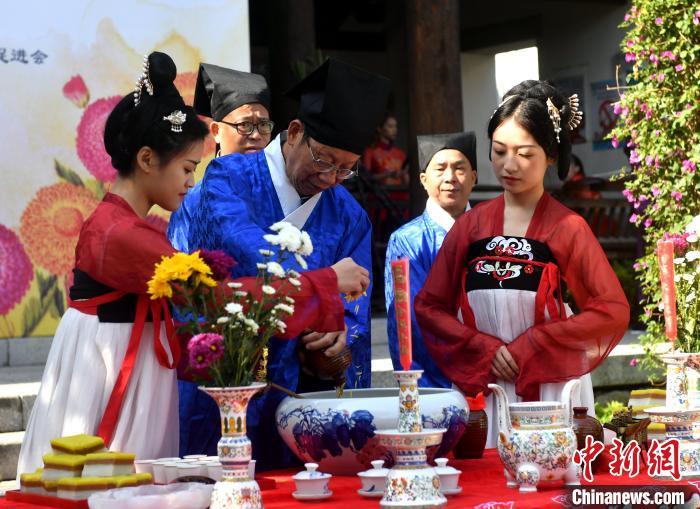 資料圖：圖為傳統(tǒng)重陽(yáng)祭酒儀式?！蚊?攝