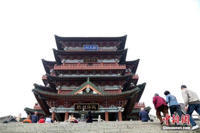 資料圖：中國(guó)農(nóng)歷九月初九，重陽(yáng)佳節(jié)。民眾來到位于江西南昌的滕王閣旅游區(qū)，登高祈福。<a target='_blank' href='/'>中新社</a>記者 姜濤 攝