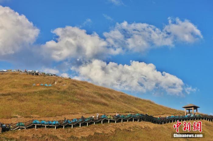 資料圖：圖為江西武功山高山草甸旁的登山步道，游客在登山。 劉力鑫 攝