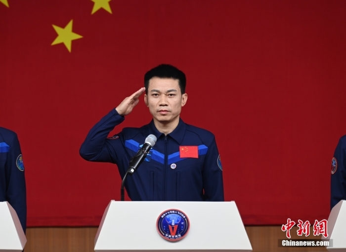 10月25日11時(shí)，湯洪波、唐勝杰、江新林3名航天員在酒泉衛(wèi)星發(fā)射中心問(wèn)天閣與中外媒體記者集體見(jiàn)面。圖為航天員湯洪波。汪江波 攝