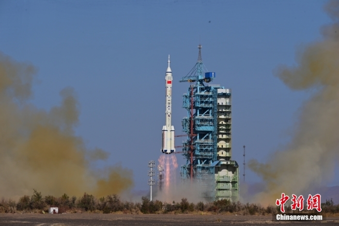 北京時間10月26日11時14分，搭載神舟十七號載人飛船的長征二號F遙十七運載火箭在酒泉衛(wèi)星發(fā)射中心點火發(fā)射，約10分鐘后，神舟十七號載人飛船與火箭成功分離，進入預(yù)定軌道，航天員乘組狀態(tài)良好，發(fā)射取得圓滿成功。汪江波 攝