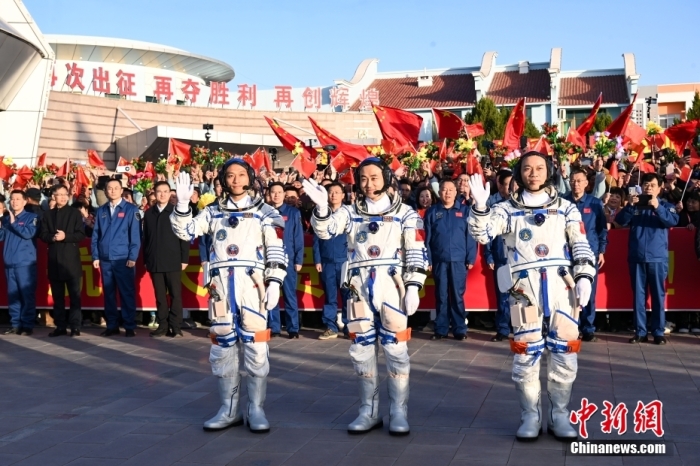 北京時間2023年10月26日8時24分，神舟十七號載人飛行任務(wù)航天員乘組出征儀式在酒泉衛(wèi)星發(fā)射中心問天閣圓夢園廣場舉行。8時26分，中國載人航天工程總指揮、空間站應(yīng)用與發(fā)展階段飛行任務(wù)總指揮部總指揮長許學強下達“出發(fā)”命令，湯洪波、唐勝杰、江新林3名航天員領(lǐng)命出征。汪江波 攝