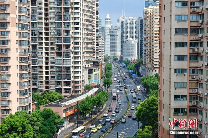 資料圖：上海黃浦區(qū)“老西門”西藏南路附近高樓林立，交通繁忙，都市風(fēng)景獨好。 /CNSphoto 王岡 攝