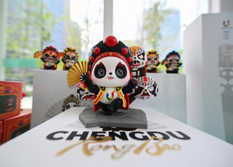 這是7月19日在成都市一家成都大運會特許商品零售店內(nèi)拍攝的成都大運會川劇變臉盲盒“蓉寶”玩偶。（圖源：新華社）