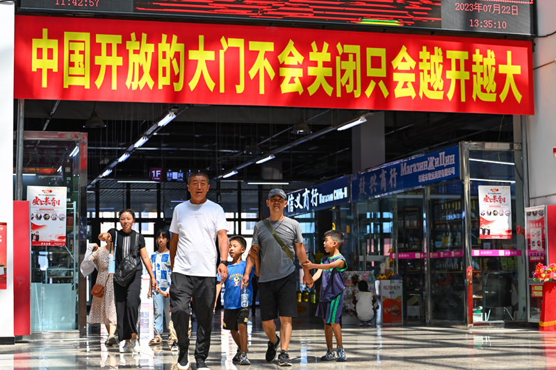 7月22日，游客在新疆塔城巴克圖中哈邊民互市絲路文化商品城參觀游覽。（圖源：新華社）