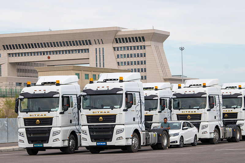 9月6日，在霍爾果斯公路口岸等待出口的車輛。（圖源：新華社）