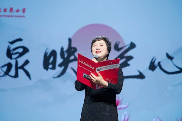 萬(wàn)泉小學(xué)校長(zhǎng)朱郁.jpg