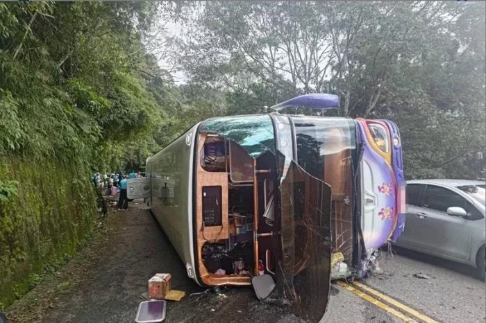 臺灣一游覽車11月5日發(fā)生側翻意外。圖片來源：臺灣聯(lián)合新聞網 宜蘭縣消防局提供
