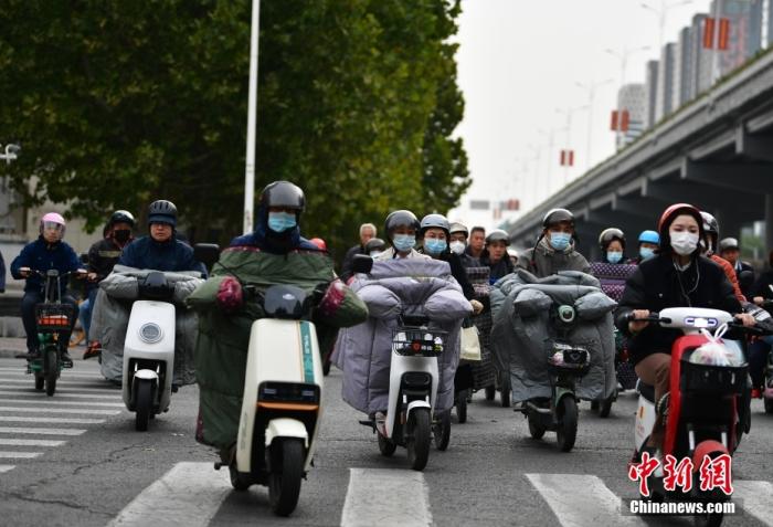 11月3日，河北石家莊迎降溫天氣，市民“捂”裝出行。 <a target='_blank' href='/'>中新社</a>記者 翟羽佳 攝