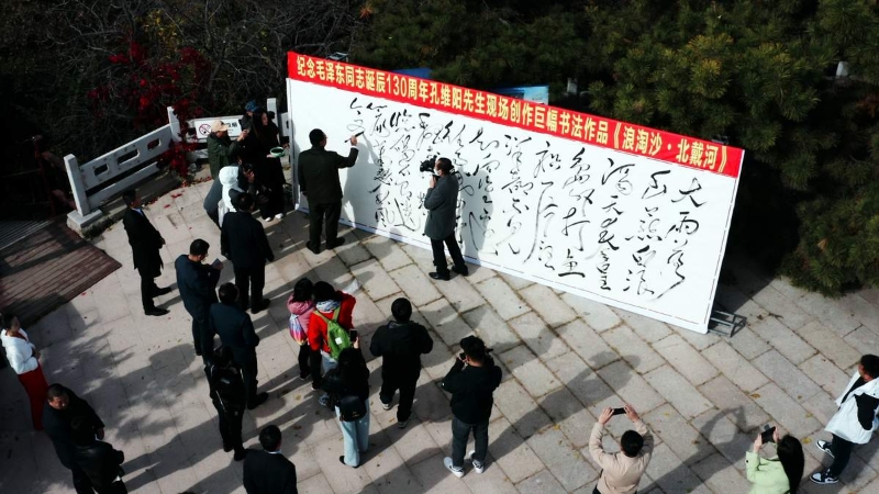 2孔維陽創(chuàng)作巨幅作品現(xiàn)場(chǎng).jpg