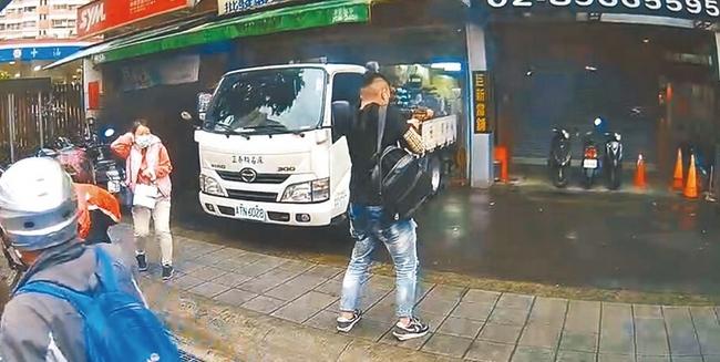 4月20日，臺(tái)灣一名17歲劉姓少年持改造沖鋒槍，朝某當(dāng)鋪門口掃射51槍后帶槍投案。圖片來(lái)源：臺(tái)灣中時(shí)新聞網(wǎng) 警方提供