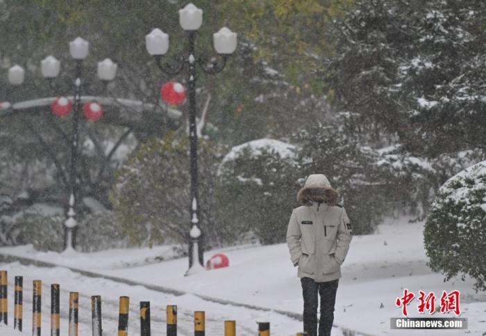 圖為市民在雪中出行。 <a target='_blank' href='/' >中新網(wǎng)</a>記者 于海洋 攝