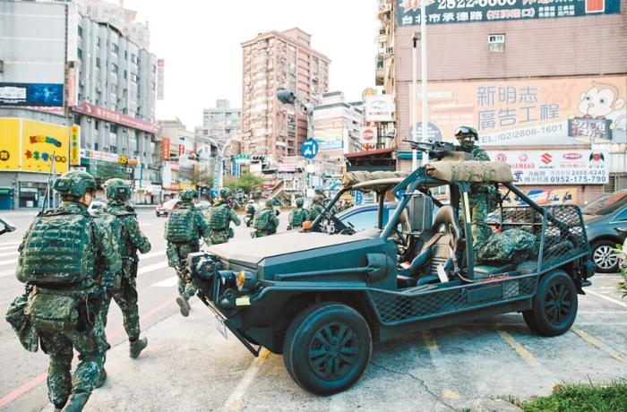 圖為2021年臺(tái)陸軍特種作戰(zhàn)指揮部在演習(xí)。圖片來(lái)源：臺(tái)灣《中國(guó)時(shí)報(bào)》。