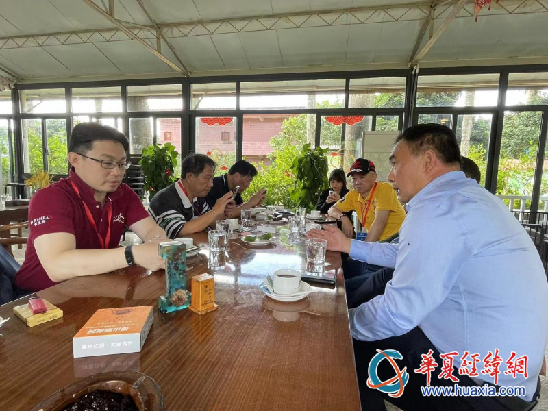 臺(tái)商考察團(tuán)熱烈交流。（攝影 李昕）