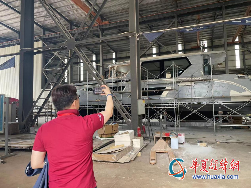 嘉信游艇廠房?jī)?nèi)的在建游艇，吸引臺(tái)商眼球。（攝影 李昕）