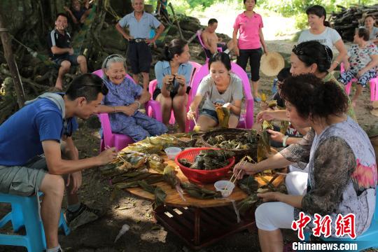資料圖為：李美金老人請吃粽子。