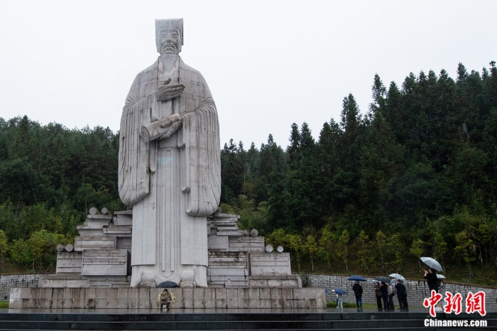 圖為采訪團(tuán)在朱子雕像前。<a target='_blank' href='/' >中新網(wǎng)</a>記者 李駿 攝