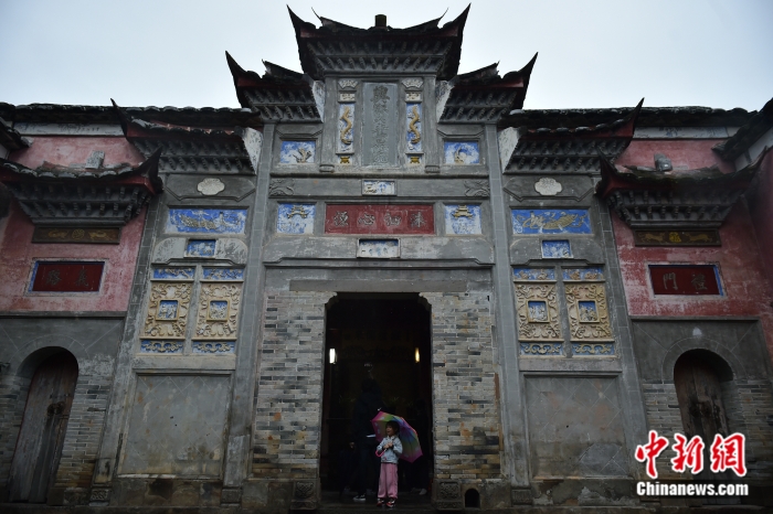 圖為游客在興賢書院門口。<a target='_blank' href='/' >中新網(wǎng)</a>記者 李駿 攝