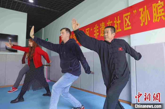山東青島：外國友人“沉浸式”體驗中華傳統(tǒng)武術