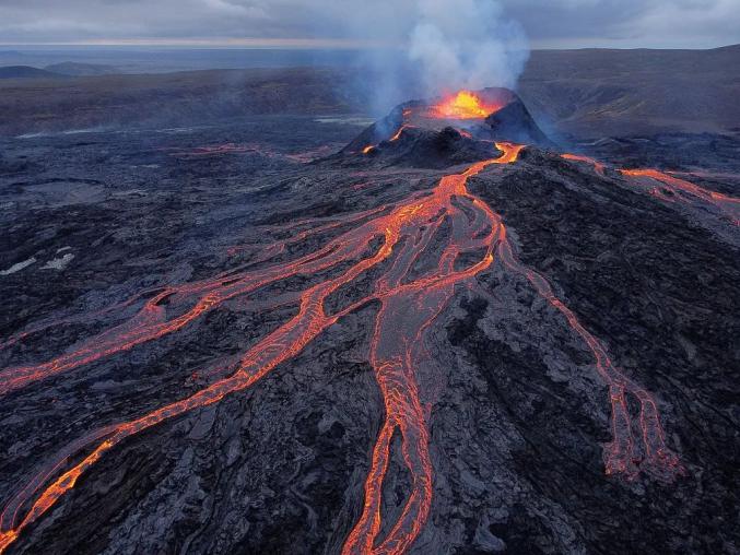 資料圖，2021年法格拉達(dá)爾火山爆發(fā)。圖源：視覺中國