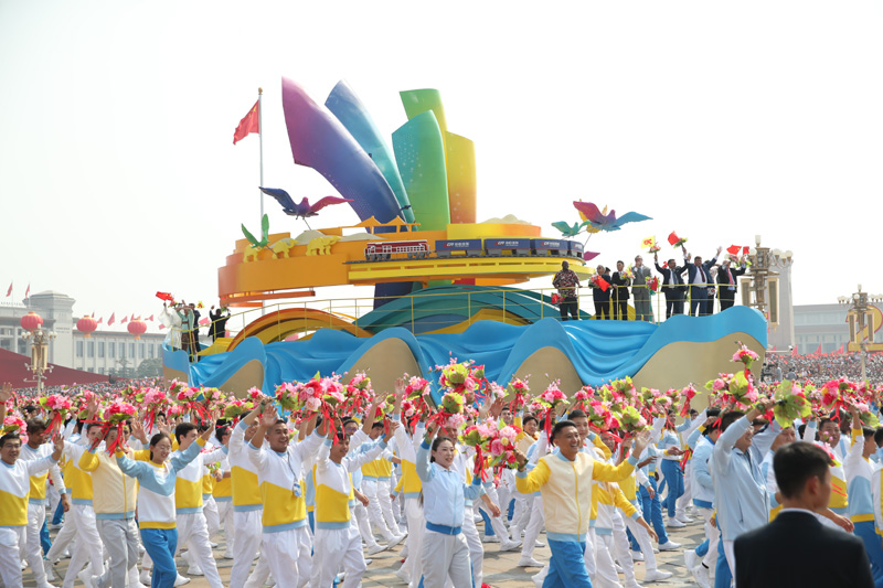 2019年10月1日上午，慶祝中華人民共和國成立70周年大會(huì)在北京天安門廣場隆重舉行。這是群眾游行中的“人類命運(yùn)共同體”方陣。（圖源：新華社）