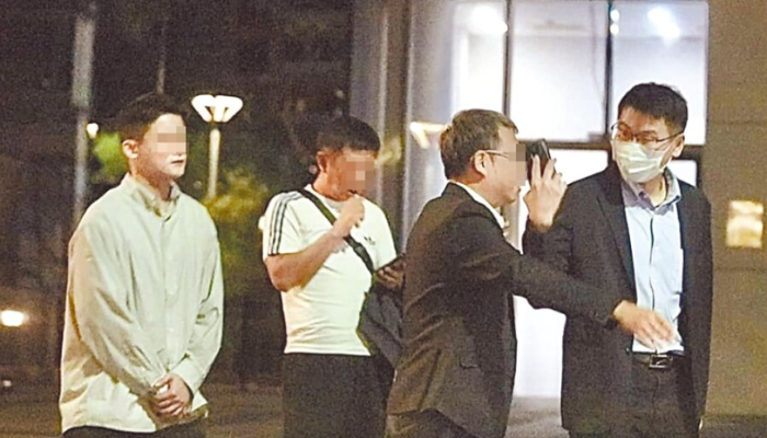 臺北市議員徐巧芯6日爆料，陸委會副主委梁文杰（右一）10月27日晚間到內(nèi)湖某招待所，疑有女陪侍