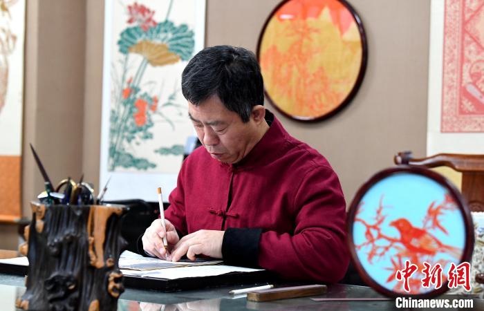 河北阜城剪紙藝人創(chuàng)作《京杭流韻圖》再現運河繁榮景象