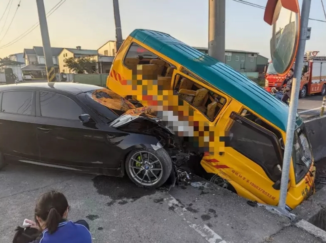 托兒所校車被轎車從側(cè)邊撞上，車體嚴(yán)重毀損。圖片來(lái)源：臺(tái)灣《聯(lián)合報(bào)》民眾供圖