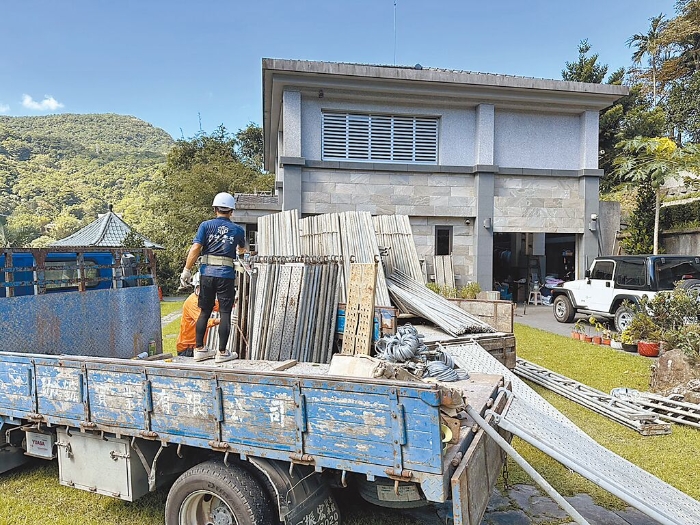 新北市第12選區(qū)立委參選人、國民黨市議員廖先翔父親廖正良位於汐止區(qū)東山路的住家被控是大型違建，避免申請合法的程序曠日費時，廖先翔5日雇工「整棟拆除」，並呼籲副總統(tǒng)賴清德萬里老家違建用同樣的標準對待。（新北市議員廖先翔提供／高鈞麟新北傳真）