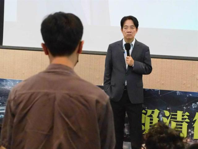 賴清德到大學(xué)演講被質(zhì)疑態(tài)度得過(guò)且過(guò)，在年輕人支持度上始終沒(méi)有起色。（圖源：臺(tái)灣“中時(shí)新聞網(wǎng)”）