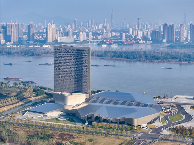 11月14日，2023兩岸企業(yè)家峰會(huì)10周年年會(huì)在江蘇南京揚(yáng)子江國(guó)際會(huì)議中心舉行（無人機(jī)照片）。新華社記者 李博 攝.jpg